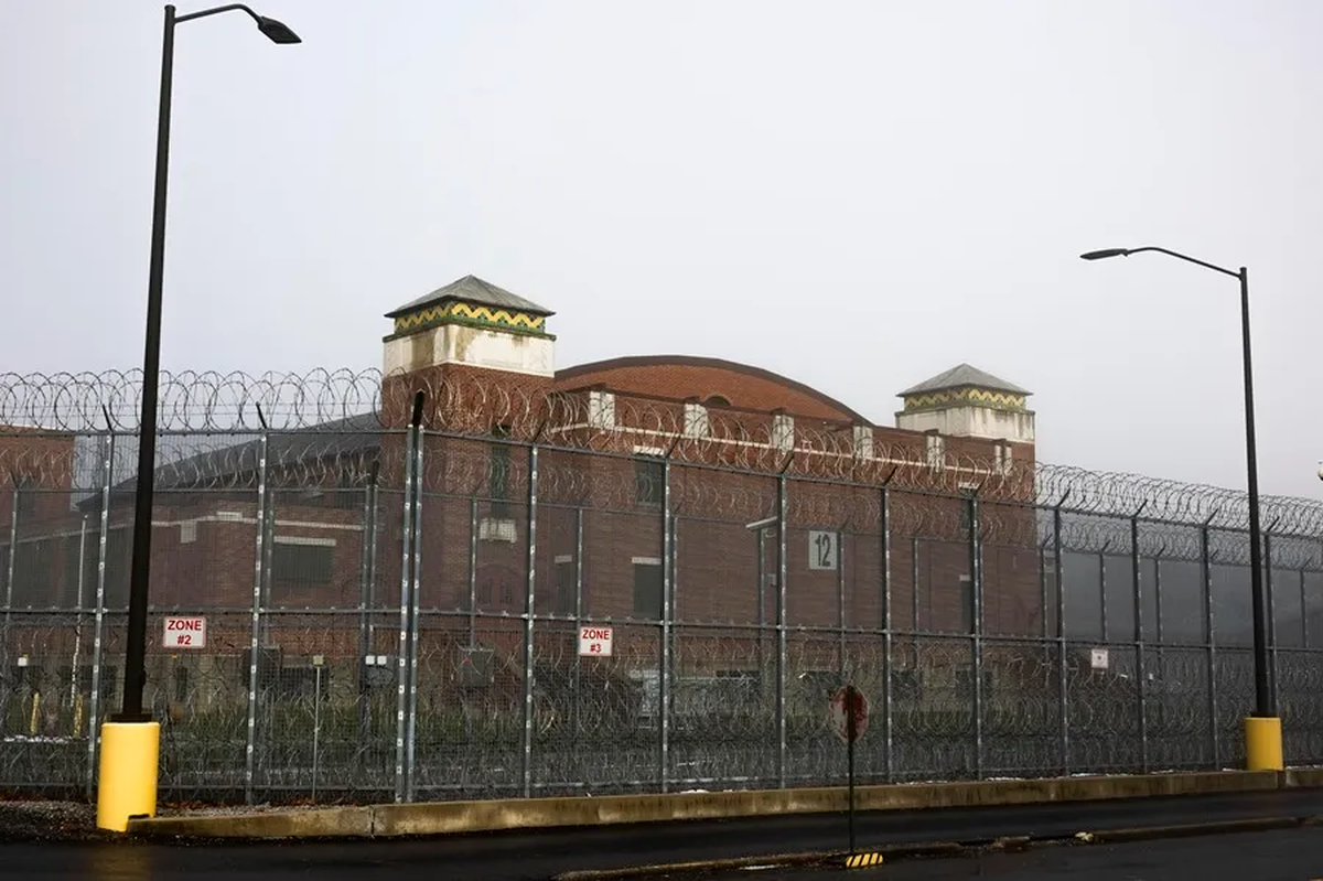 El exterior de la Institución Correccional Estatal de Huntingdon donde se encuentra detenido Luigi Mangione, acusado de matar al CEO de UnitedHealthcare, Brian Thompson, en Pensilvania. Crédito: EFE/EPA/Cameron Croston.