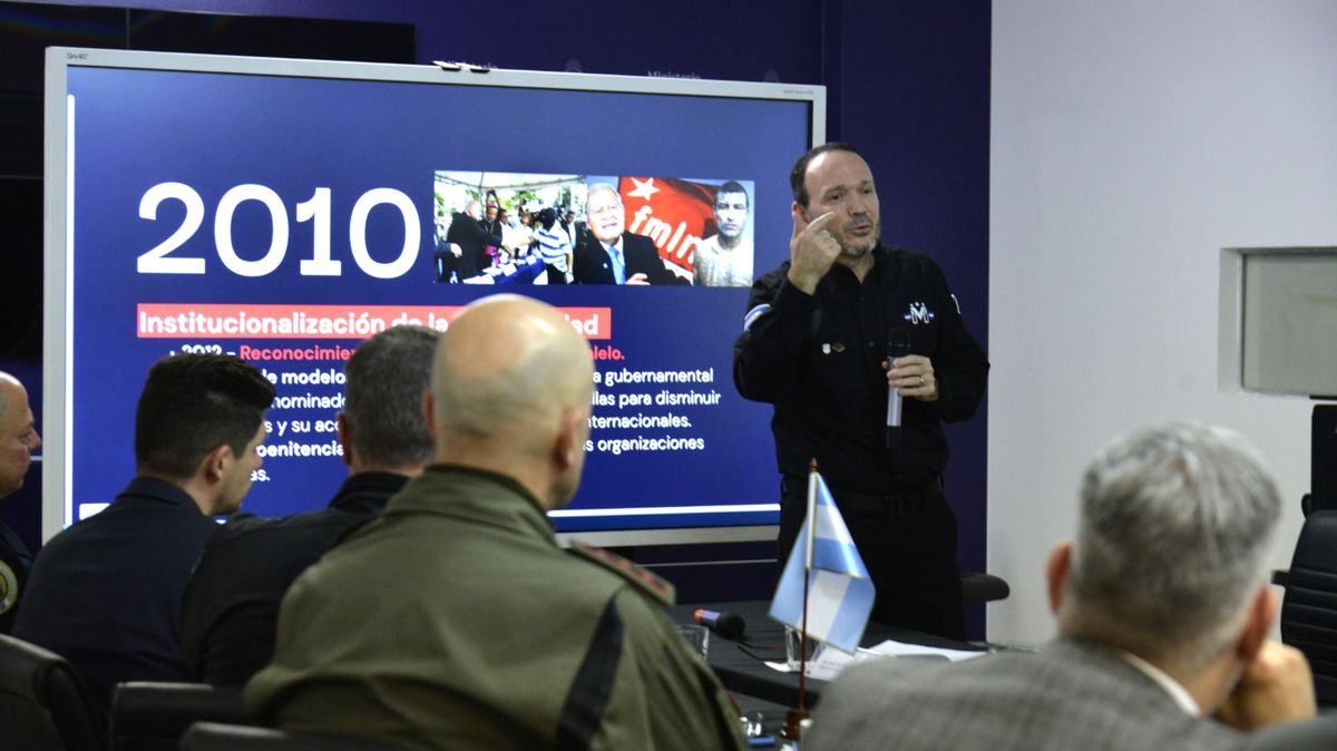 El ministro de Seguridad de El Salvador, Gustavo Villatoro, compartió con los presentes el plan de Nayib Bukele para terminar con la delincuencia en el país centroamericano que supo ser el más violento de la región. El ministro de Seguridad de El Salvador, Gustavo Villatoro, compartió con los presentes el plan de Nayib Bukele para terminar con la delincuencia en el país centroamericano que supo ser el más violento de la región.