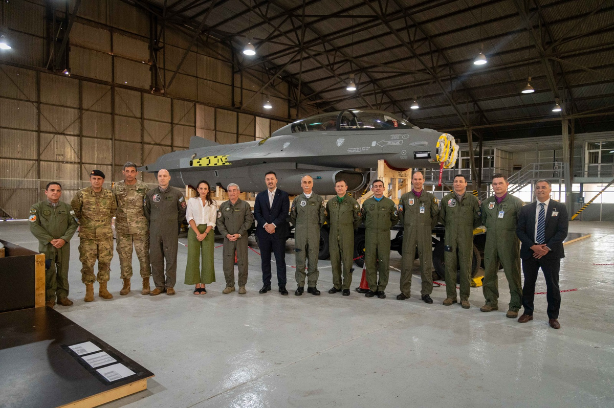 Petri y parte de los mandos de la Fuerza A&eacute;rea en la visita al hangar de la IV Brigada adonde lleg&oacute; el primer avi&oacute;n militar de entrenamiento.