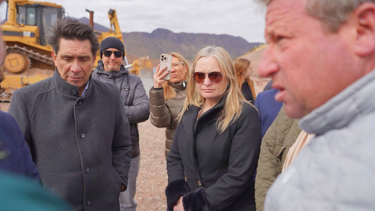 El empresario Gustavo Bernardi, la vicegobernadora Hebe Casado y Sebastián Halpern, otro de los responsables de las inversiones. El empresario Gustavo Bernardi, la vicegobernadora Hebe Casado y Sebastián Halpern, otro de los responsables de las inversiones.