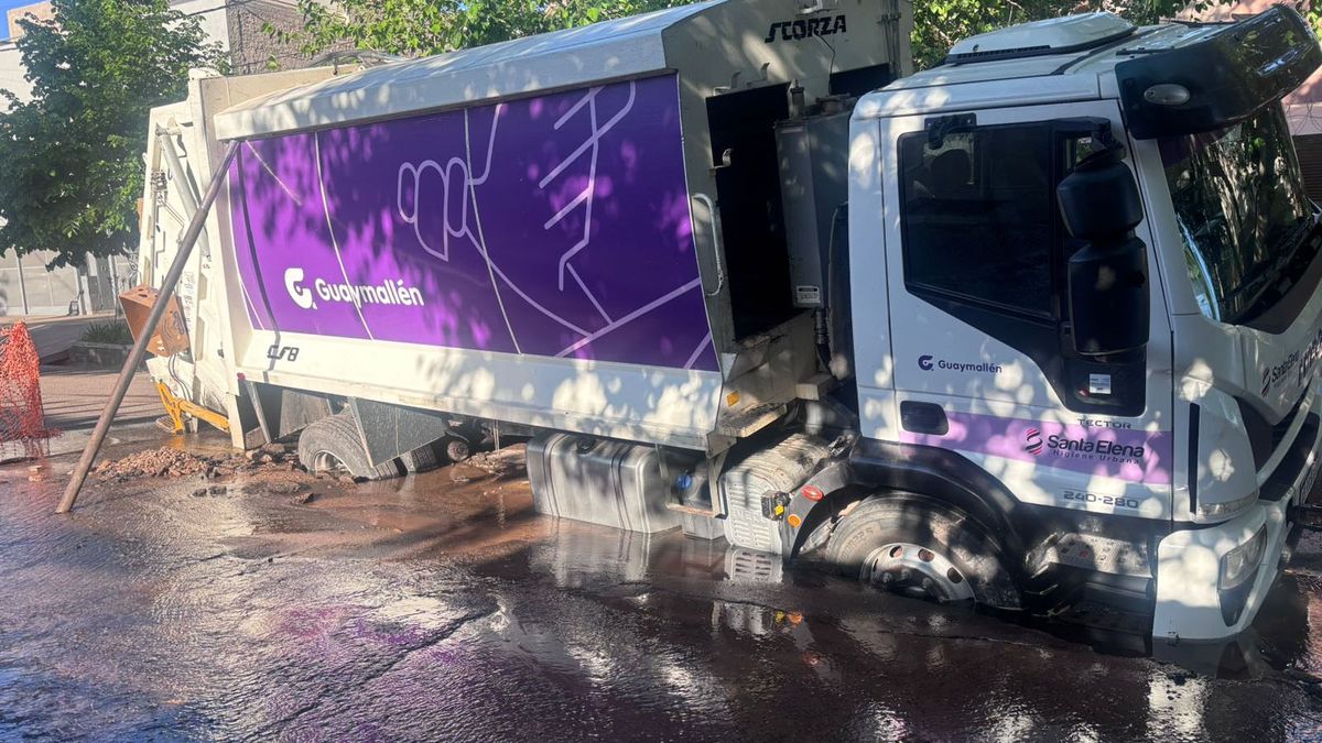 Por la pérdida de agua en calle Lafinur, de Dorrego, provocó que un camión recolector quedara hundido en el asfalto.