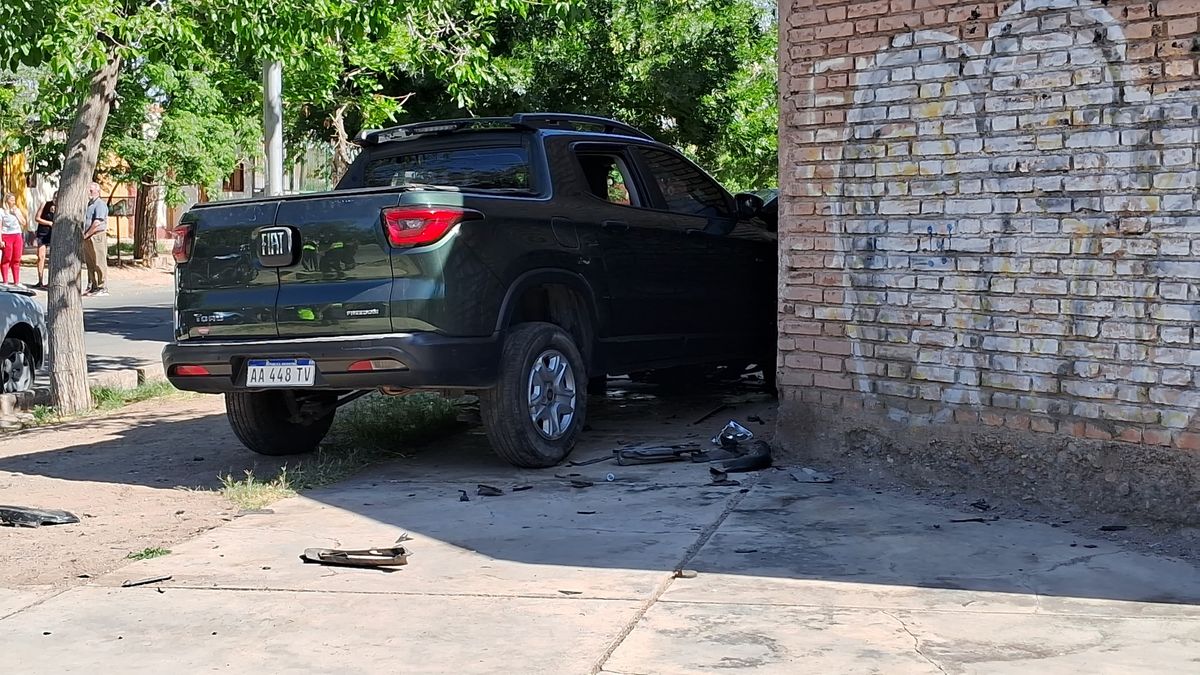 La camioneta que inició el accidente terminó impactando contra la pared de una casa. La camioneta que inició el accidente terminó impactando contra la pared de una casa.