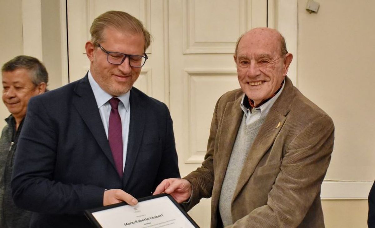 El diputado Guillermo Mosso (PRO) entregó la distinción a Mario Chabert. El diputado Guillermo Mosso (PRO) entregó la distinción a Mario Chabert.