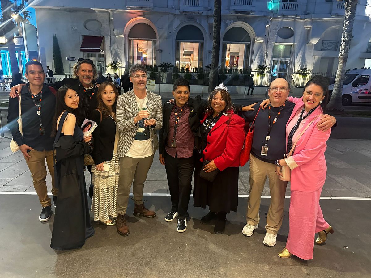 Macchia junto a su equipo posan con la estatuilla del AI Film Awards Cannes, hace un par de semanas. Macchia junto a su equipo posan con la estatuilla del AI Film Awards Cannes, hace un par de semanas.