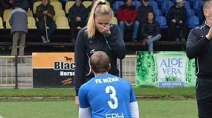 Todo un romántico: le pidió matrimonio a la jueza de línea antes del partido