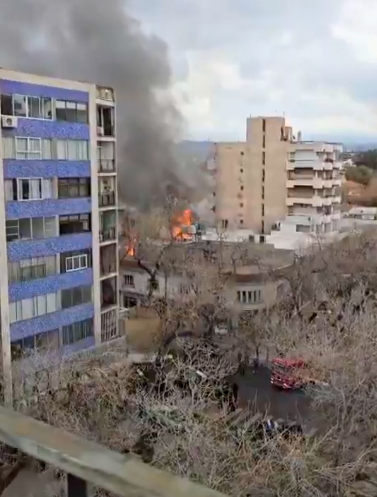La gran columna de humo a causa del incendio se pudo ver desde el ingreso de la Ciudad de Mendoza. La gran columna de humo a causa del incendio se pudo ver desde el ingreso de la Ciudad de Mendoza.