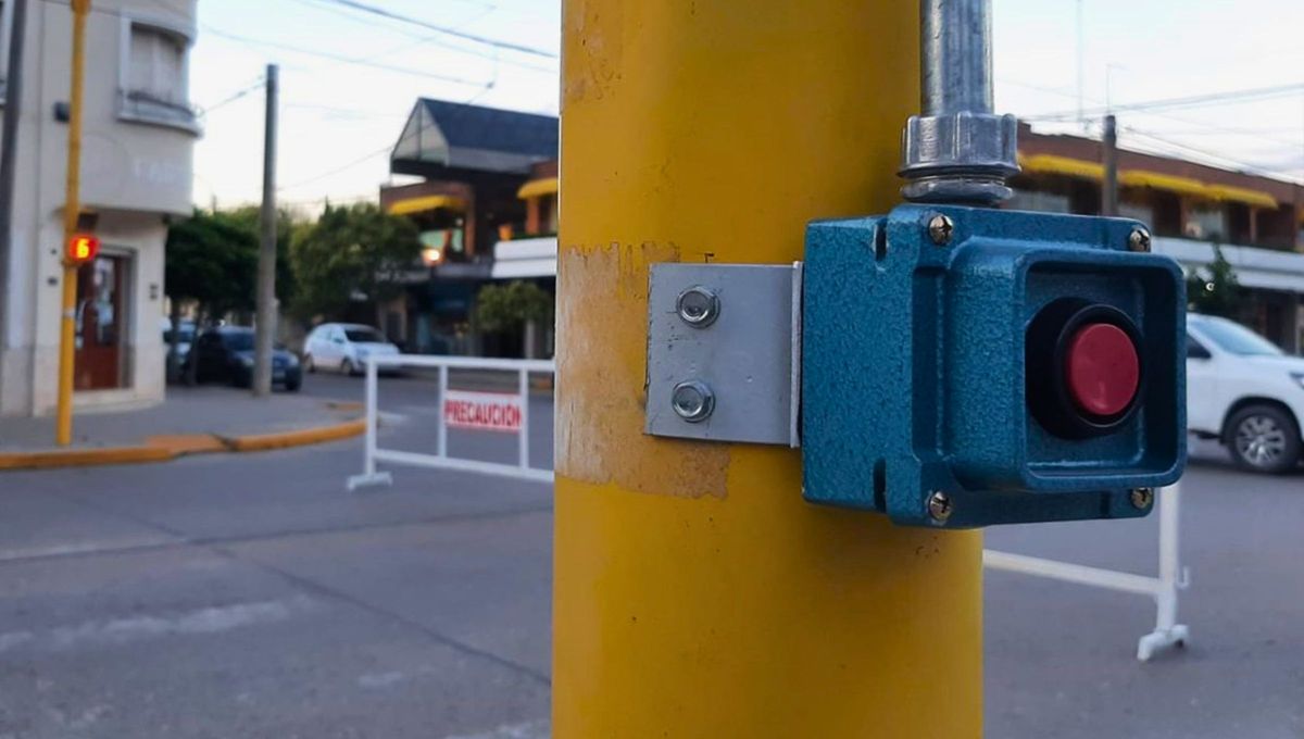 Dentro de esta alternativa, se contempló a los no videntes que también son sordos. Para ellos, el dispositivo emite una vibración que les permite identificar si pueden o no atravesar la vía pública. Dentro de esta alternativa, se contempló a los no videntes que también son sordos. Para ellos, el dispositivo emite una vibración que les permite identificar si pueden o no atravesar la vía pública.