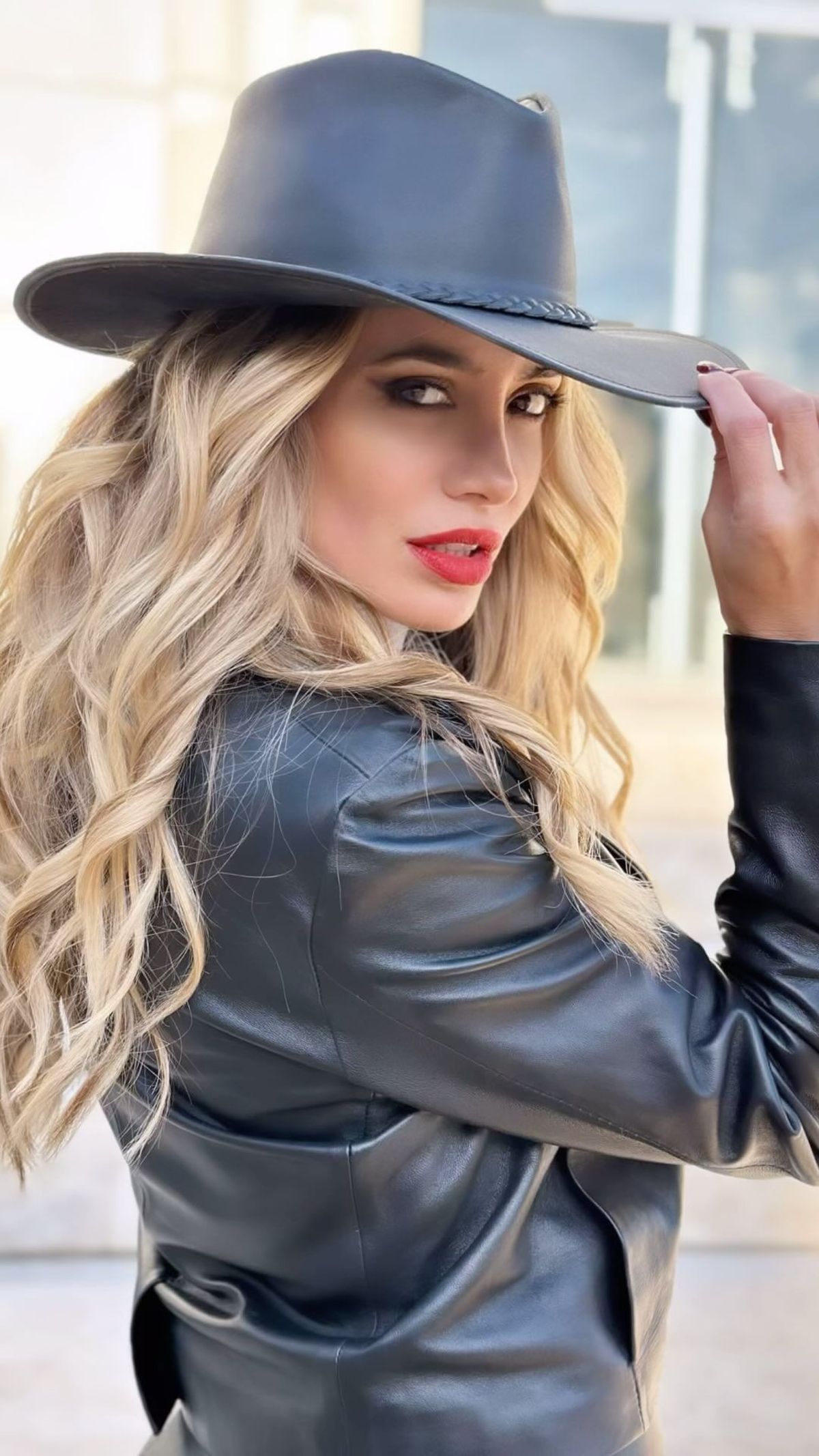 Claudia Ciardone confirma que es la reina del cowboy ultra ceñido y paraliza el otoño. Claudia Ciardone confirma que es la reina del cowboy ultra ceñido y paraliza el otoño.