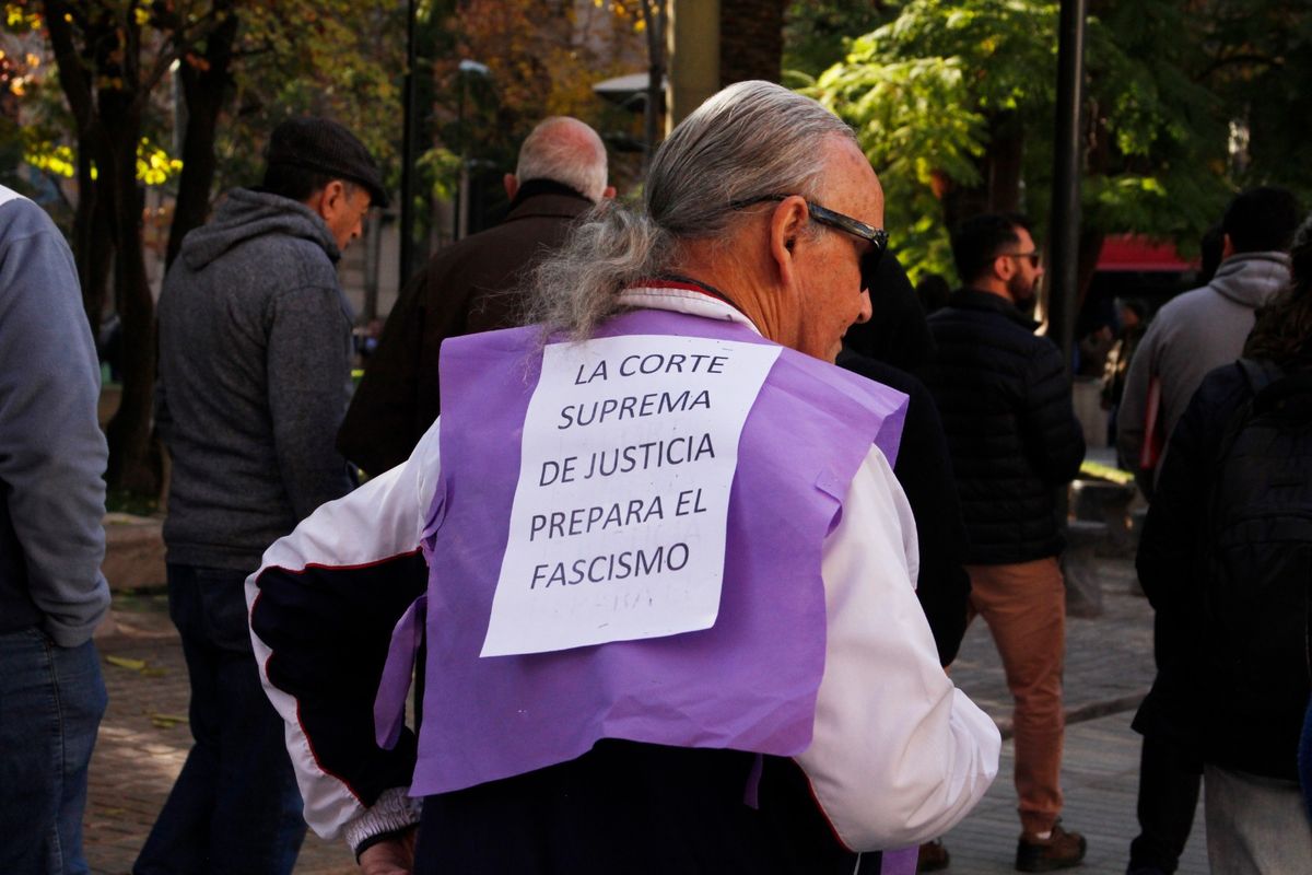 En la marcha de los jubilados de Mendoza ya hubo reclamos contra la Corte por la condena a Cristina Kirchner. Foto gentileza de Miguel Cicconi.