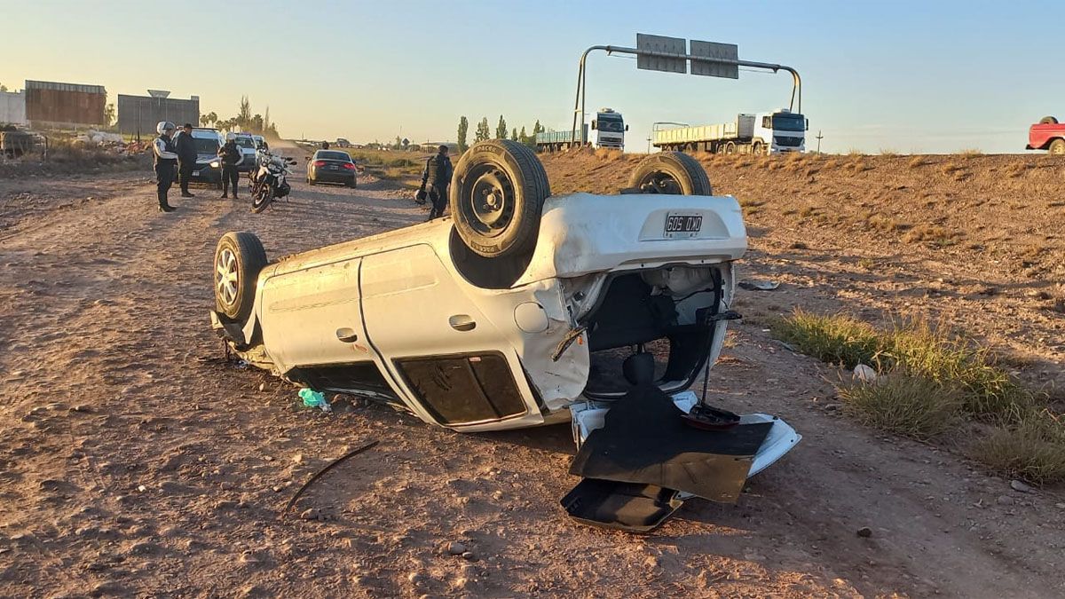 La víctima sufrió heridas en sus piernas y quedó internada. El micro que la encerró y la tocó siguió su marcha y lo detuvieron en la terminal de ómnibus.