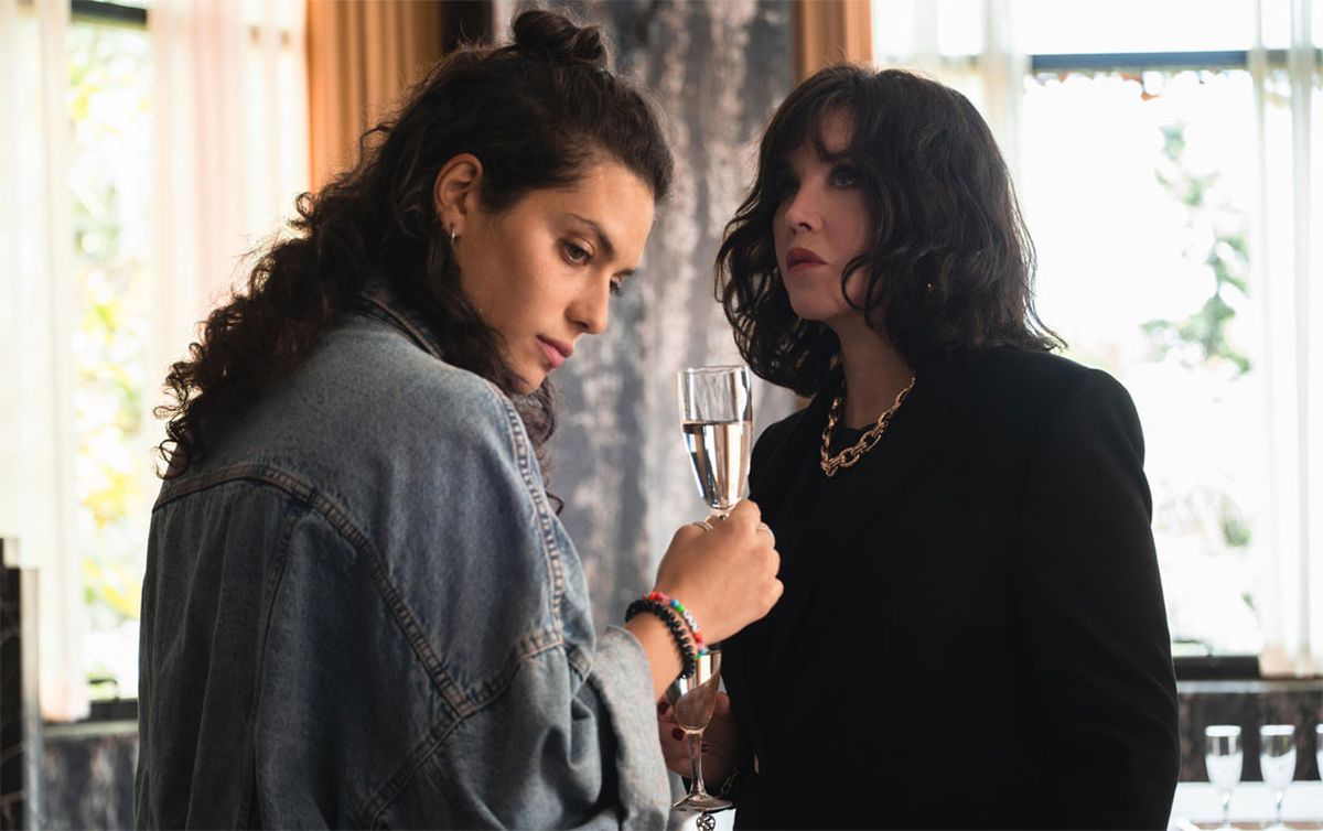 Sol negro es una serie de Netflix que estren&oacute; en 2025 y escal&oacute; en el Top 10 en 79 pa&iacute;ses.