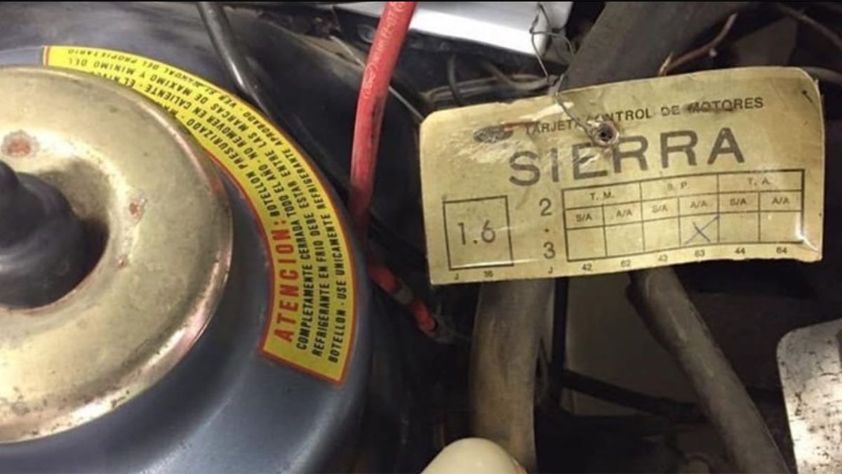 El Ford Sierra XR4 todavía tiene la tarjeta de control de motores en el interior del capó.