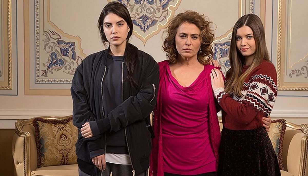 Hazan, Facilat y Ece, tienen una relación tensa. Imagen: Prime Video. Hazan, Facilat y Ece, tienen una relación tensa. Imagen: Prime Video.