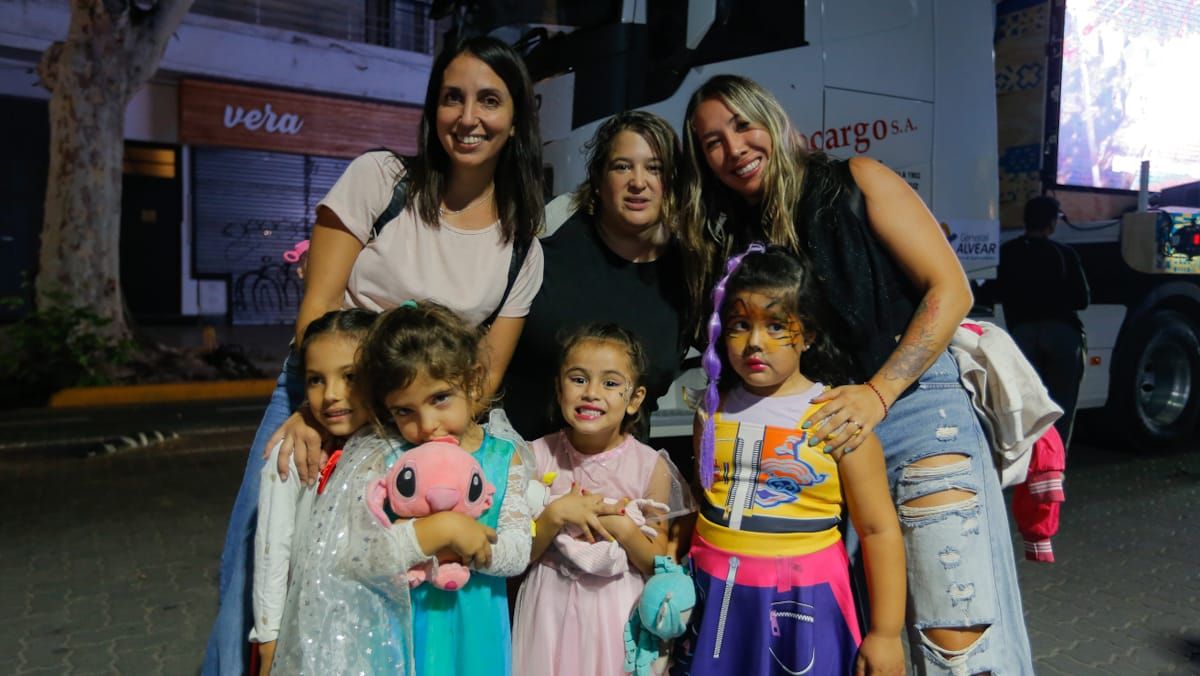 Madres y sus niñas con la ilusión de ser las reinas del futuro Madres y sus niñas con la ilusión de ser las reinas del futuro