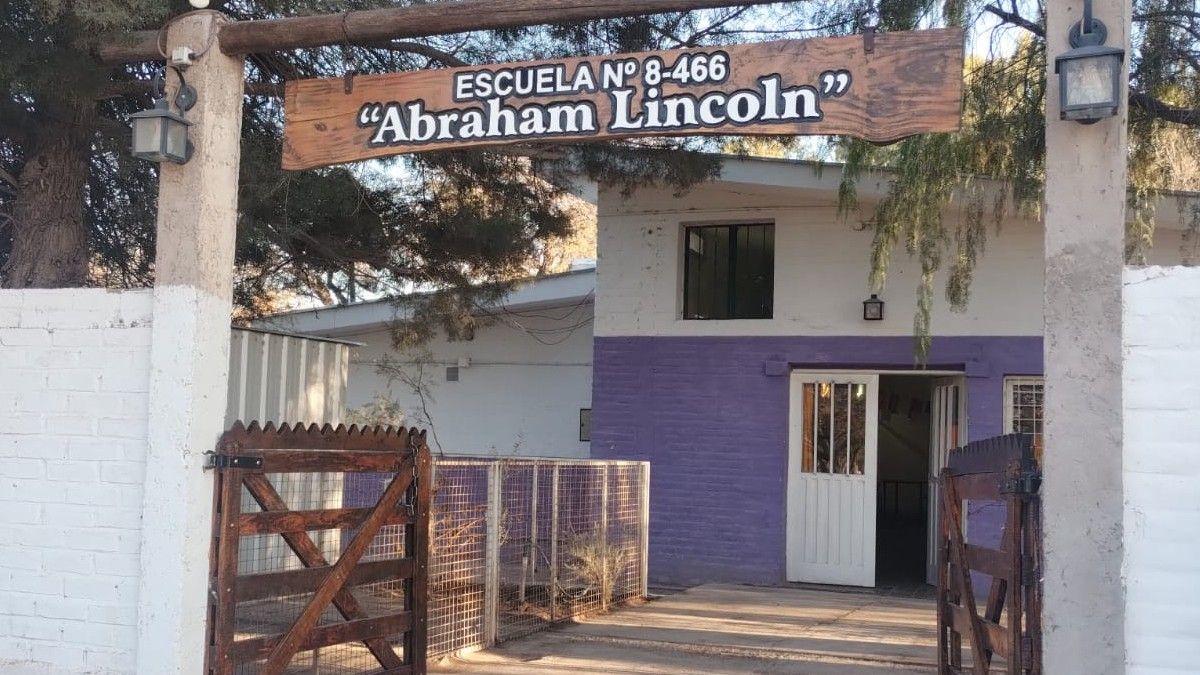 Padres de alumnos de la escuela albergue Abraham Lincoln pidieron a la DGE la destitución del director y lo denunciaron penalmente por maltrato. Padres de alumnos de la escuela albergue Abraham Lincoln pidieron a la DGE la destitución del director y lo denunciaron penalmente por maltrato.