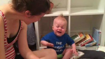 Un bebé se larga a llorar desconsolado cuando se termina su libro favorito