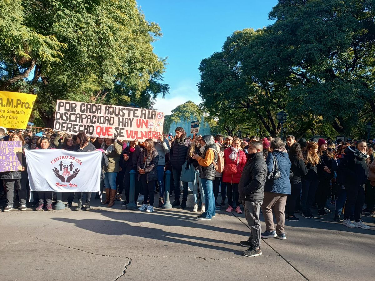Cientos de personas se congregaron este miércoles en la Legislatura. Cientos de personas se congregaron este miércoles en la Legislatura.