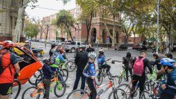 Turistas y vecinos visitaron en bicicleta los monumentos de Ciudad