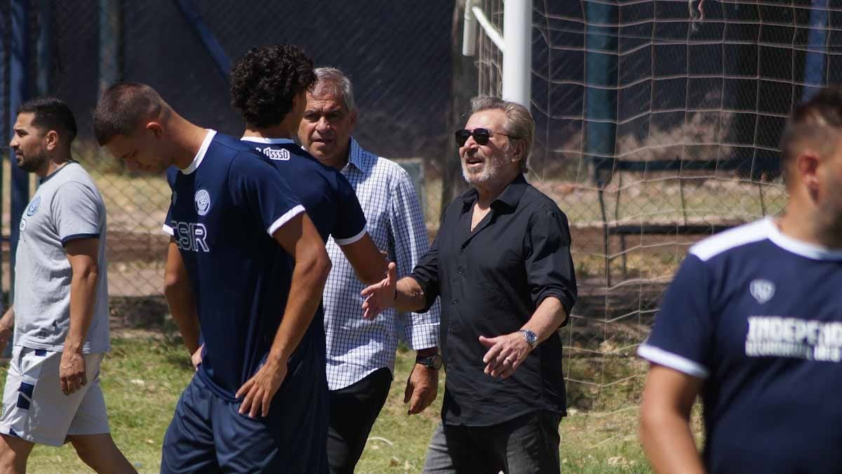 Daniel Vila presentó a De Paoli al plantel y saludó a los jugadores Daniel Vila presentó a De Paoli al plantel y saludó a los jugadores