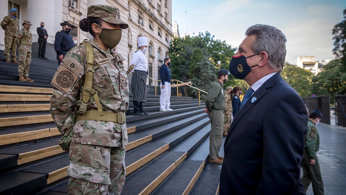 El ministro de Defensa, Agustín Rossi destacó que la primera preocupación es cómo hacer para evitar aglomeraciones en el momento de vacunación.