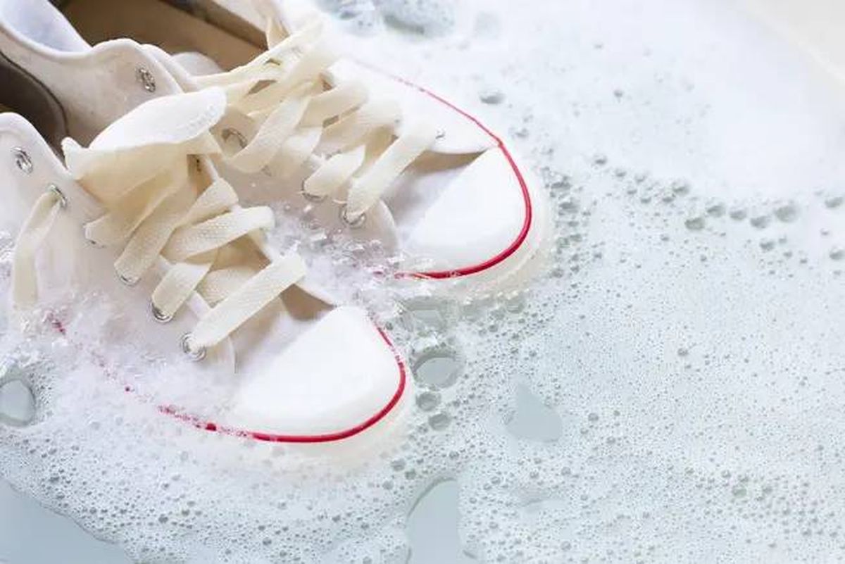 Quítale las manchas amarillas y devuélvele la blancura a las zapatillas blancas de tela con este efectivo truco casero de limpieza. Quítale las manchas amarillas y devuélvele la blancura a las zapatillas blancas de tela con este efectivo truco casero de limpieza.