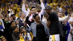 Kevin Durant y su madre: el que no se emociona con esto no tiene corazón