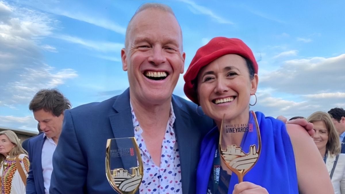 El crítico Tim Atkin junto a Laura Catena.