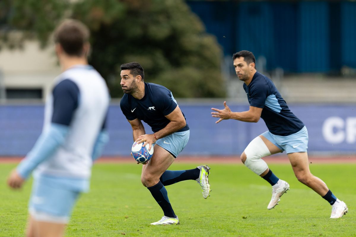 Jero De la Fuente ingresa por Chocobares en el centro de la cancha Jero De la Fuente ingresa por Chocobares en el centro de la cancha