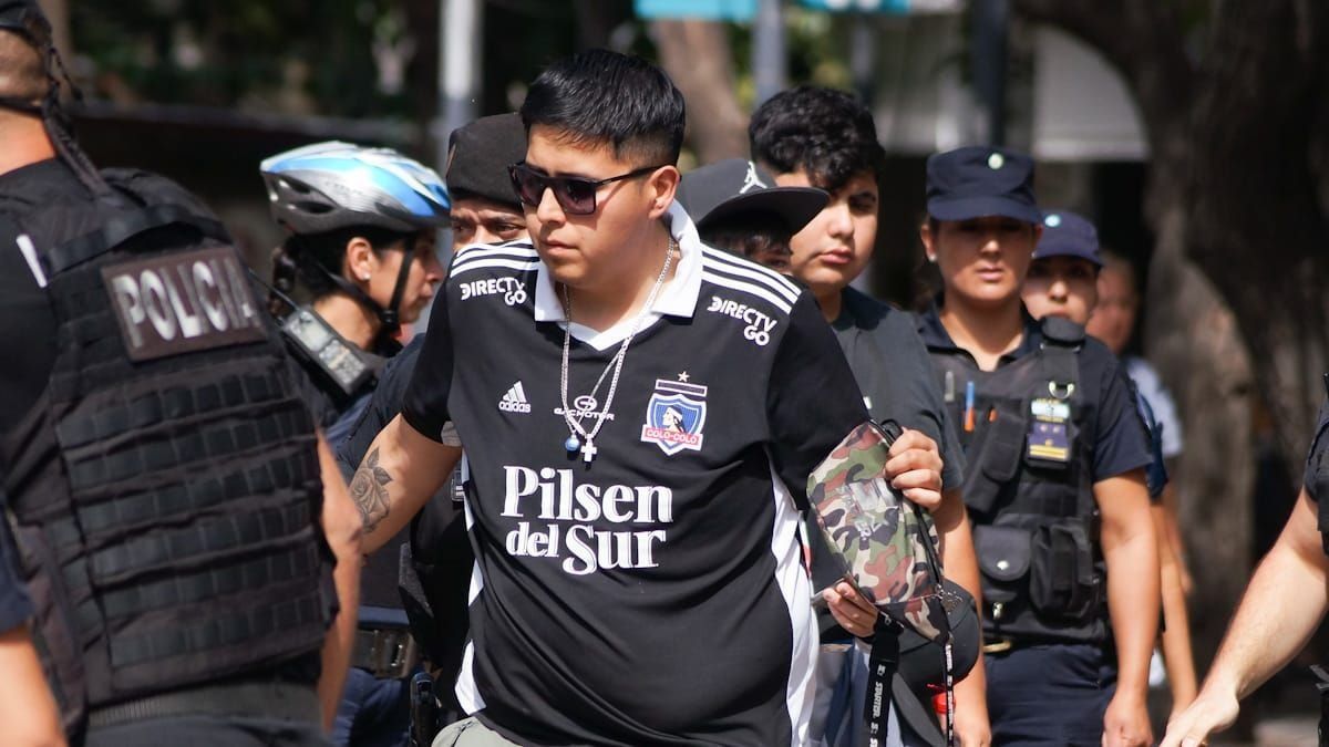 Los barrabravas de Colo Colo protagonizaron violentos hechos en pleno centro.
