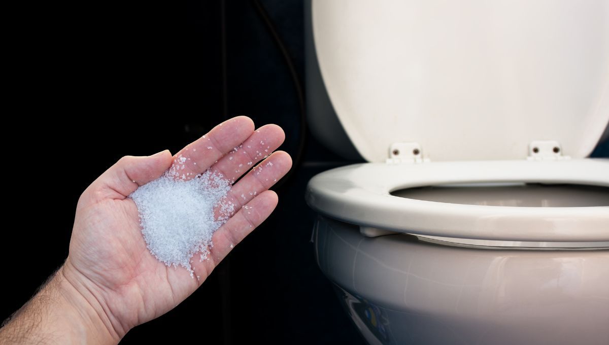 Sal en el inodoro y desagüe: la solución natural para un baño más limpio y fresco