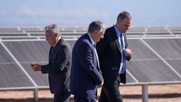 Manuel Adorni fue el enviado nacional a la inauguración del parque solar El Quemado. Por el escándalo que lo envuelve, la visita fue, por lo menos, incómoda.