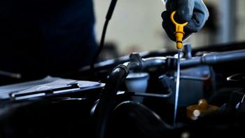 Más allá de la luz: las señales que indican que a tu auto le falta aceite Más allá de la luz: las señales que indican que a tu auto le falta aceite