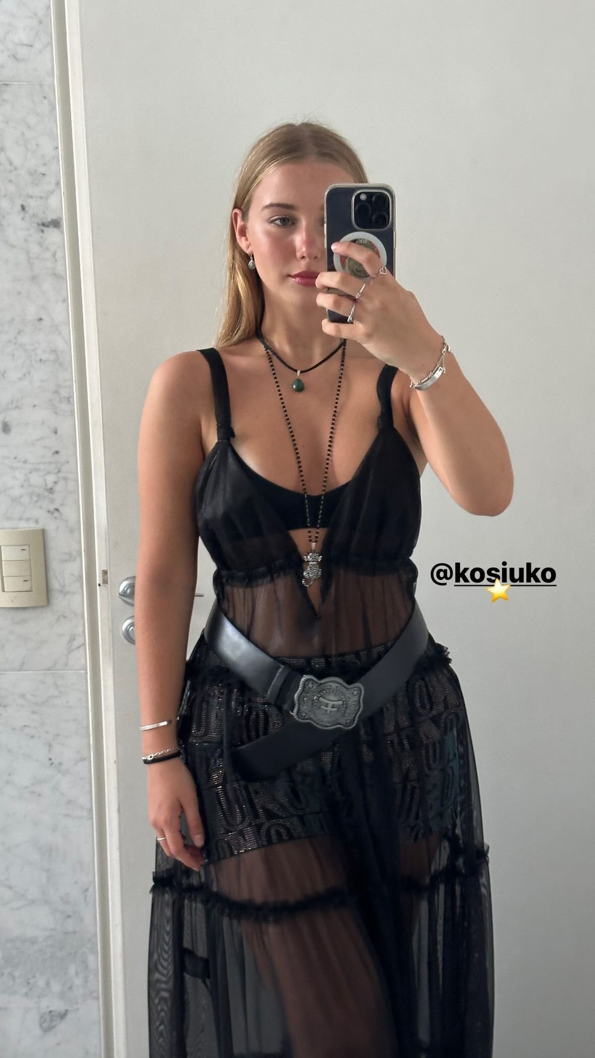 Las ultra transparencias de Taína Gravier paralizan los Martín Fierro de la Moda. Las ultra transparencias de Taína Gravier paralizan los Martín Fierro de la Moda.