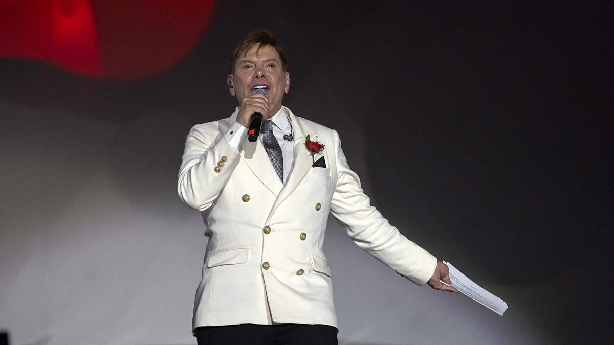 Vestido de impoluto traje de fiesta, con una flor roja en su ojal, Gabriel Canci hizo emocionar al público con su discurso inclusivo. Vestido de impoluto traje de fiesta, con una flor roja en su ojal, Gabriel Canci hizo emocionar al público con su discurso inclusivo.