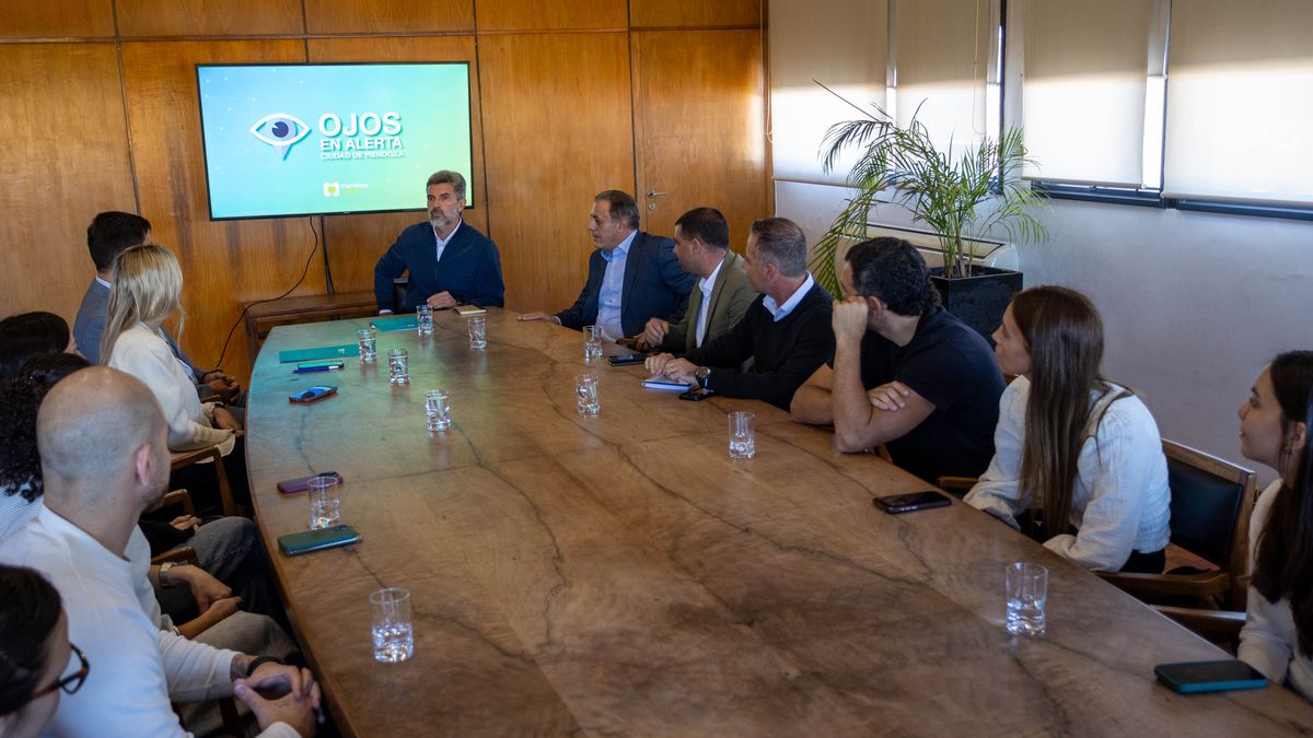 Ulpiano Suarez se reunió con directivos y choferes de Cabify. Ulpiano Suarez se reunió con directivos y choferes de Cabify.