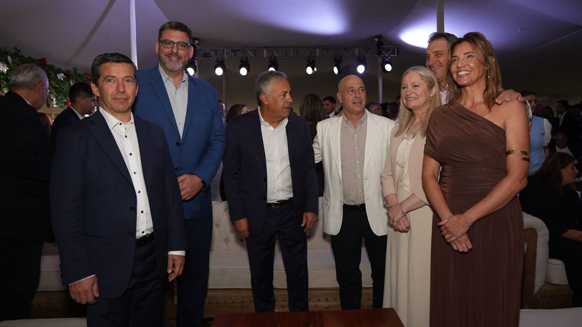 El Presidente Provisional del Senado de la Nación, Bartolomé Abdala, junto al gobernador Alfredo Cornejo en el Desayuno Real de la Vendimia 2026. El Presidente Provisional del Senado de la Nación, Bartolomé Abdala, junto al gobernador Alfredo Cornejo en el Desayuno Real de la Vendimia 2026.