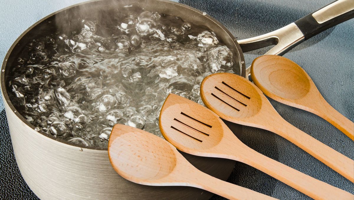 Seca bien los utensilios para evitar que se acumule humedad en la madera. Seca bien los utensilios para evitar que se acumule humedad en la madera. 