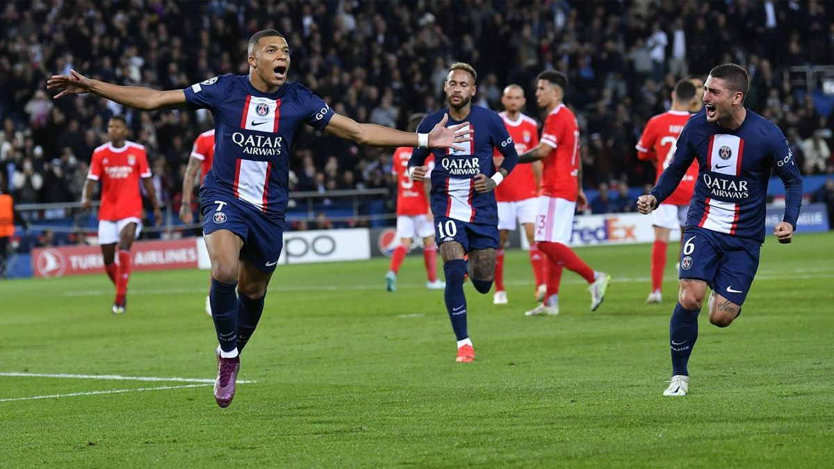 Kylian Mbappé anotó de penal el tanto del PSG ante el Benfica, por la 4ª fecha de la Champions.