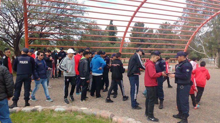 Una mujer policía quedó inconsciente tras ser atacada por hinchas