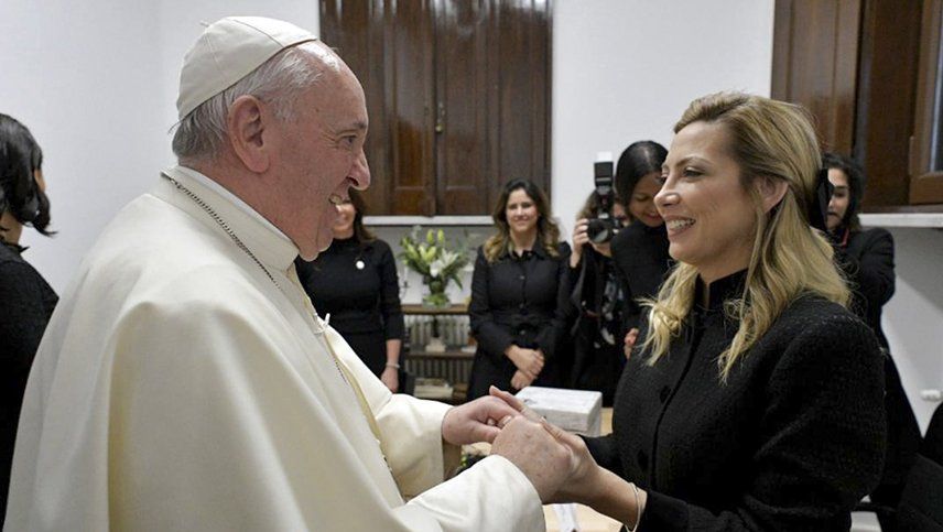 La primera dama le dio un obsequio al papa Francisco por sus 50 años en la Iglesia
