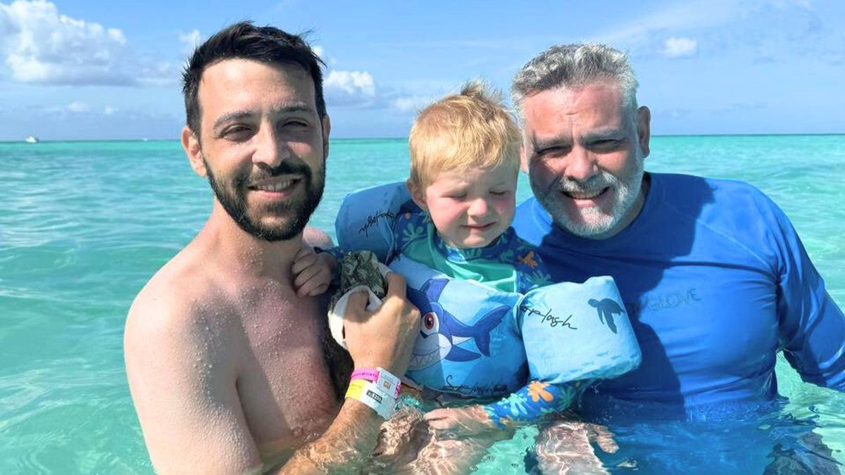 Gaspar junto a sus papás: Facundo, a la izquierda, y Damián. "Es nuestra felicidad", dicen. Gaspar junto a sus papás: Facundo, a la izquierda, y Damián. "Es nuestra felicidad", dicen.