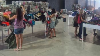 En Maipú, un novedoso emprendimiento vende por kilo ropa traída de Estados Unidos En Maipú, un novedoso emprendimiento vende por kilo ropa traída de Estados Unidos