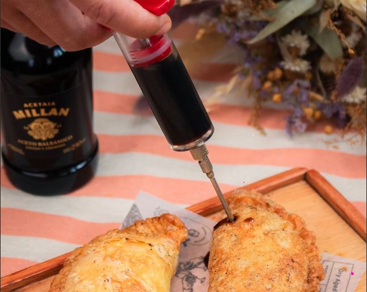 La gastronomía del nuevo restorán acompaña la experiencia de la olivícola y la acetaia, acercando el producto final a la mesa.