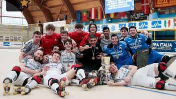 Néstor Perea disfruta de su logro en el hockey italiano
