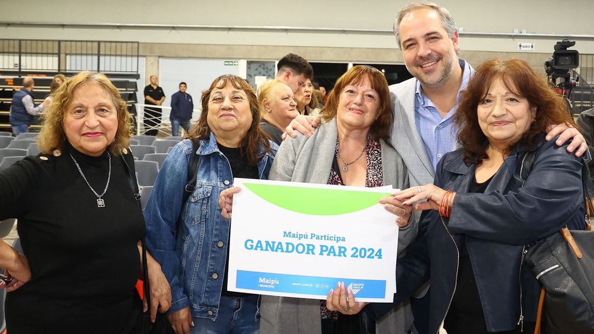 Matías Stevanato con ganadoras del proyecto PAR. Matías Stevanato con ganadoras del proyecto PAR.