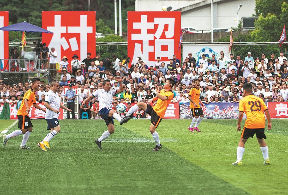 Dos equipos se enfrentan en un partido de la Superliga de las Aldeas en el condado de Rongjiang, provincia de Guizhou. LUO JINGLAI / PARA CHINA DAILY.