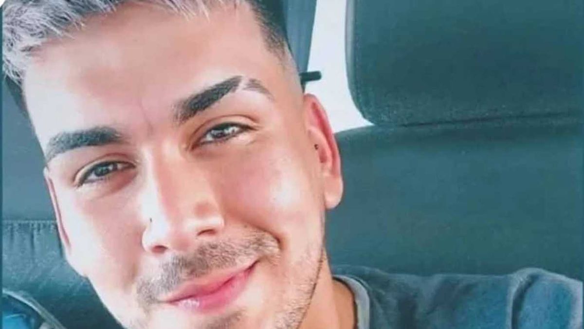 Diego Martínez, el joven que murió al estrellar el auto contra una cabina de peaje en la autopista Panamericana Diego Martínez, el joven que murió al estrellar el auto contra una cabina de peaje en la autopista Panamericana