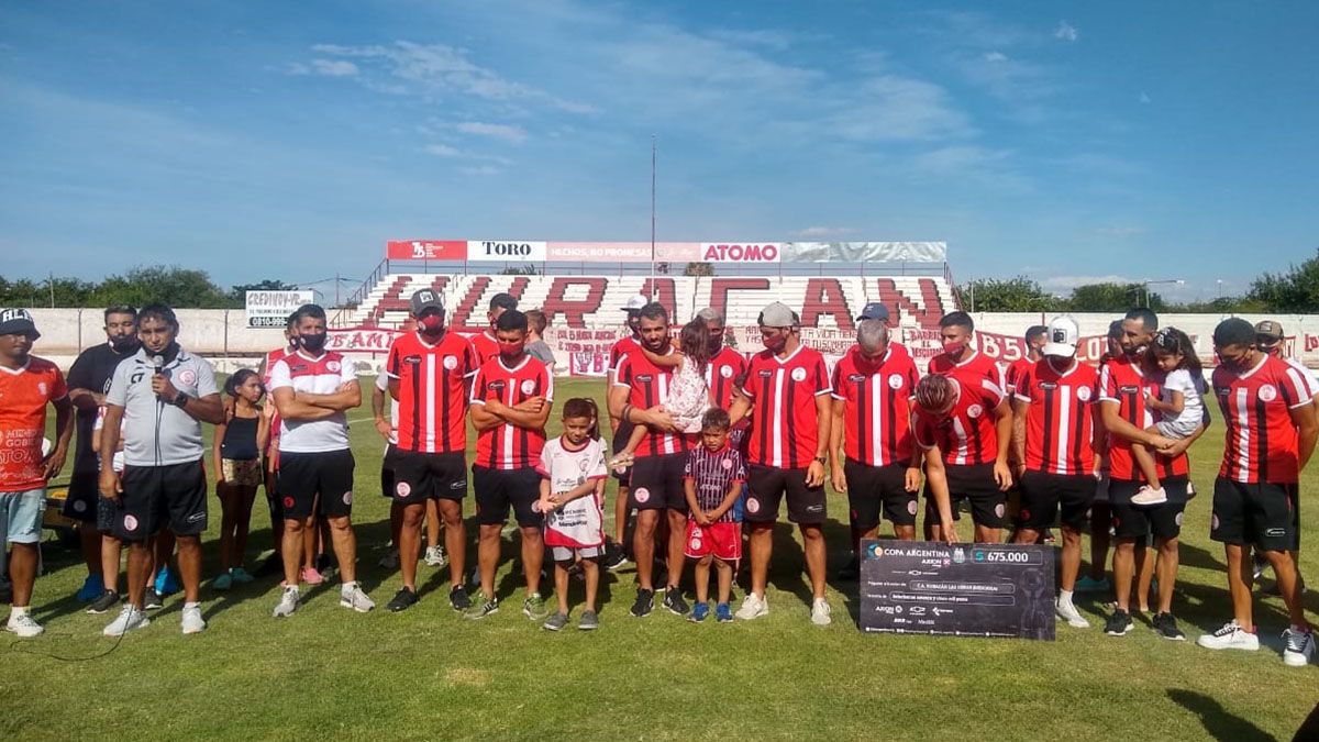 Los jugadores y el cuerpo técnico de Huracán lucieron el cheque ganador. (Fotos prensa HLH).
