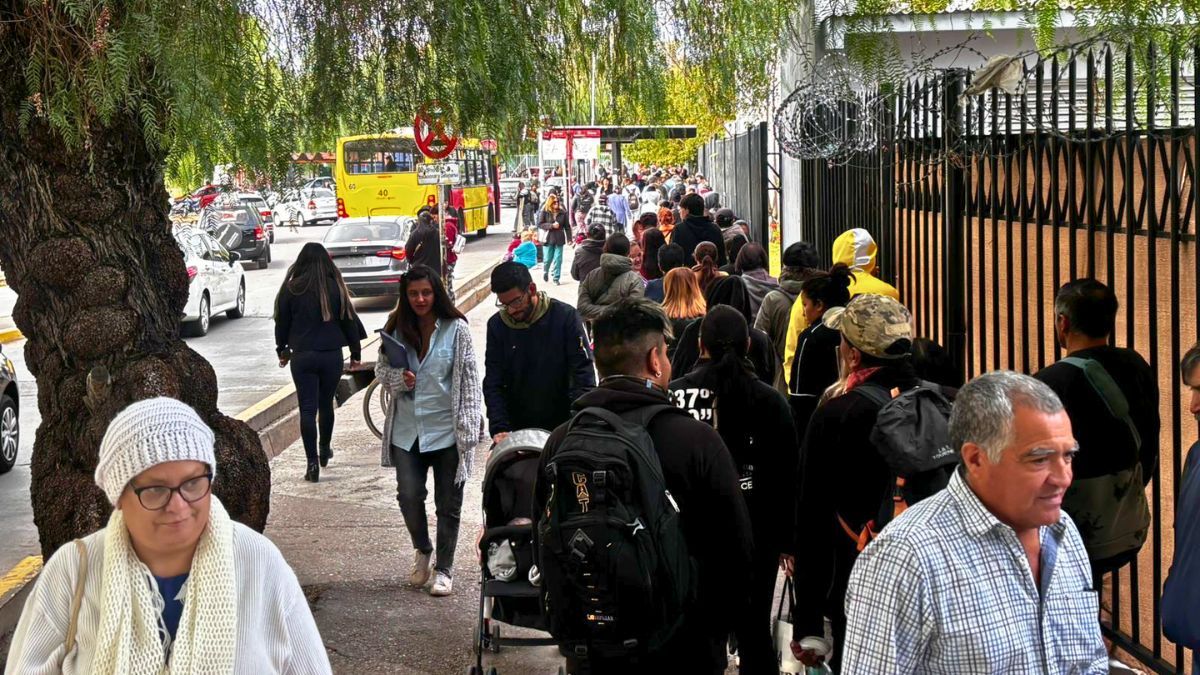 A las 9, ya había 4 cuadras de fila por un turno en el Hospital Lagomaggiore. 