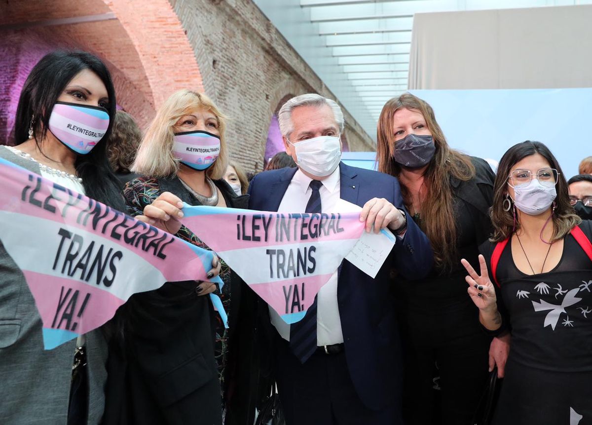 El presidente Alberto Fernández junto a integrantes del colectivo LGBTQ+.